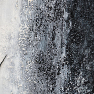 Cuadro acrílico pintado a mano con marco «Aliento de invierno» – Arte abstracto en blanco y negro