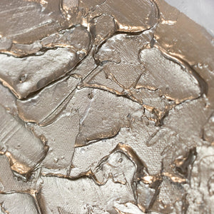 Detailansicht der Goldstruktur auf weißem Hintergrund