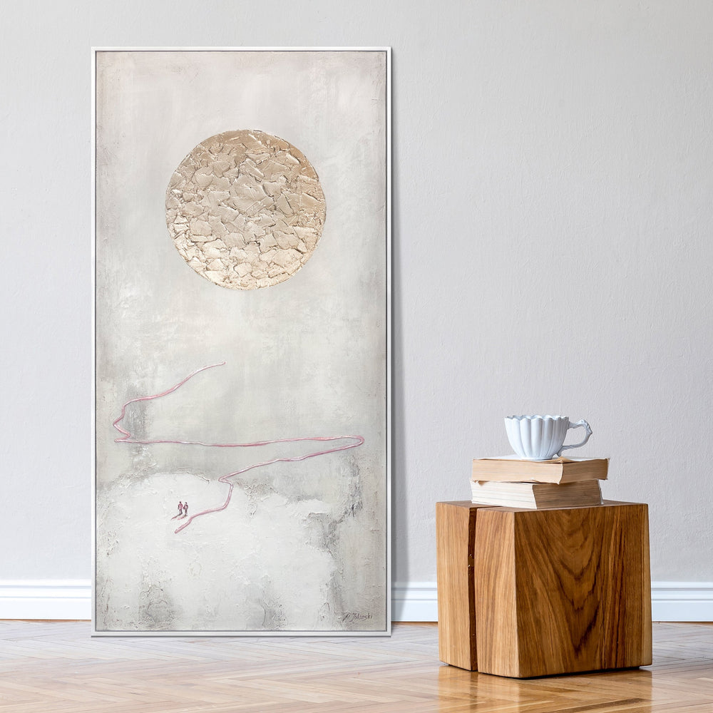 Modernes Gemälde mit Goldakzenten im Wohnzimmer