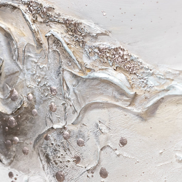 Strukturdetails im Acrylgemälde mit Goldakzenten