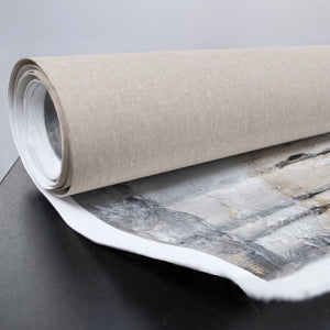 Gerollte Leinwand mit beigem und goldenem Acrylkunstmotiv