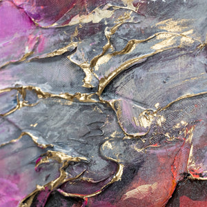 Nahaufnahme strukturierter Textur mit goldenen und pinken Akzenten