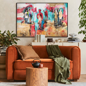 Abstraktes Gemälde mit Figuren im modernen Wohnzimmer