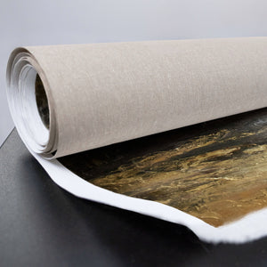 Leinwandbild mit abstrakten gold-schwarzen Farbschichten gerollt