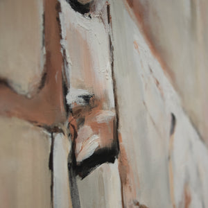 Detail des abstrakten Kleides in Beige und Schwarz