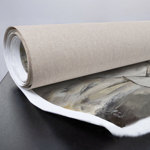 Zusammengerollte Leinwand mit sichtbarem Bildmotiv