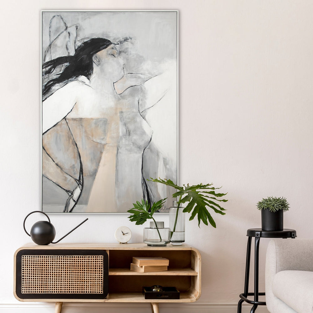 Abstraktes Gemälde Frau im modernen Wohnzimmer