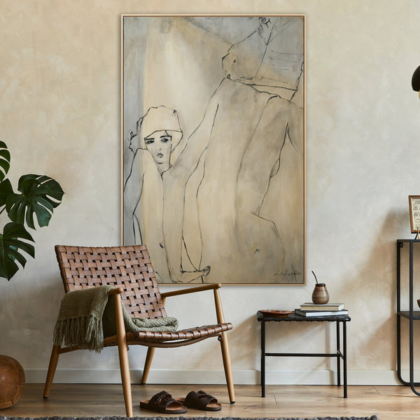 Großes abstraktes Gemälde Frau in modernem Interieur mit Holzkonsole