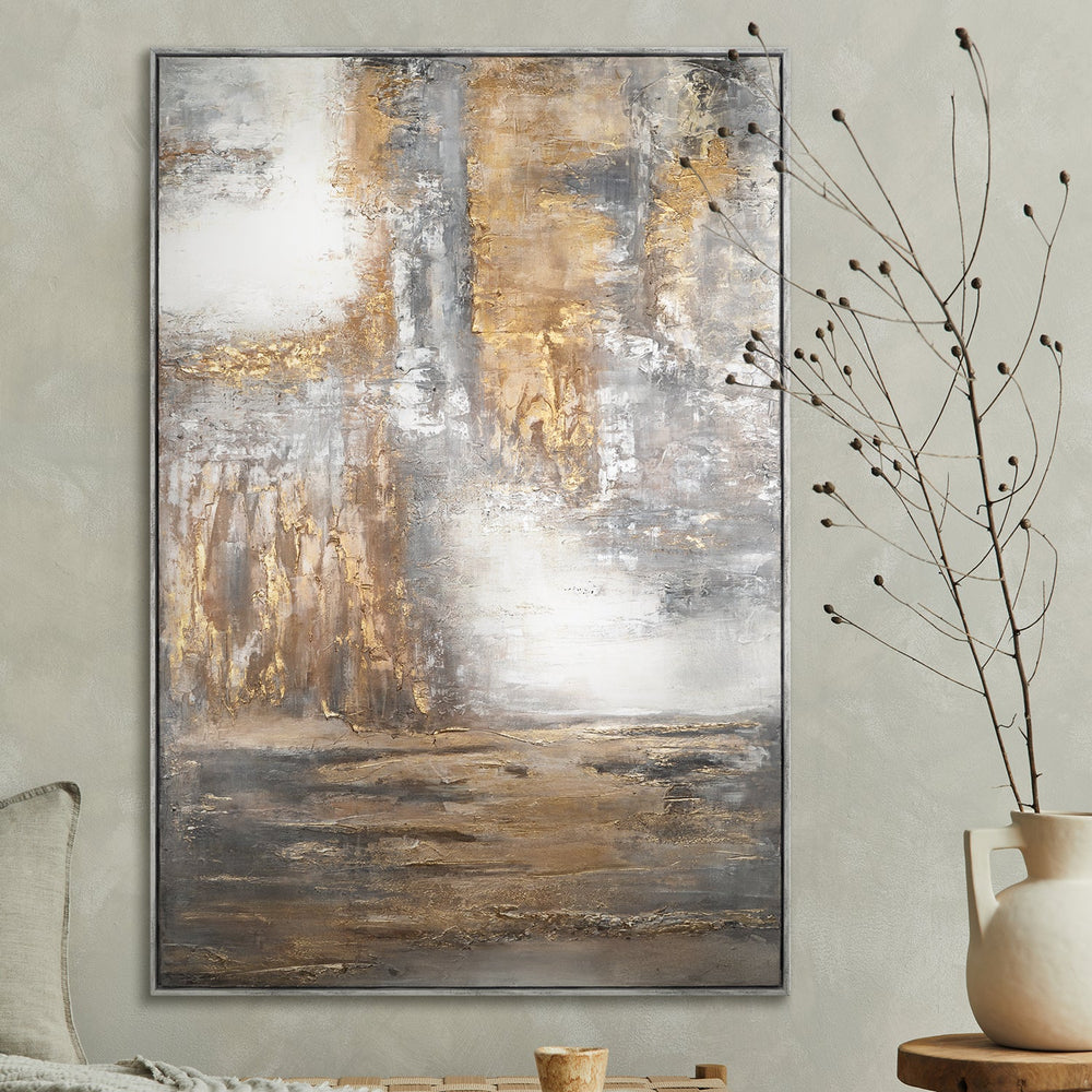 Abstraktes Hochformat-Gemälde im modernen Wohnzimmer