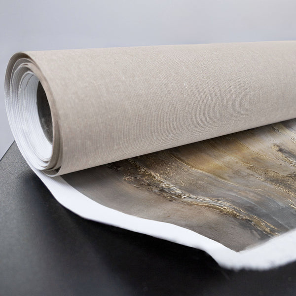 Gerollte Leinwand mit abstraktem Bild in Erdtönen