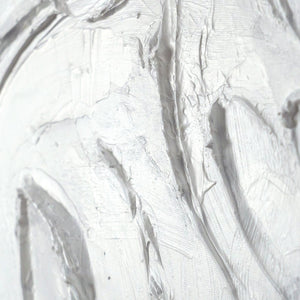 Detailansicht strukturierter Oberfläche mit Relief in Weiß