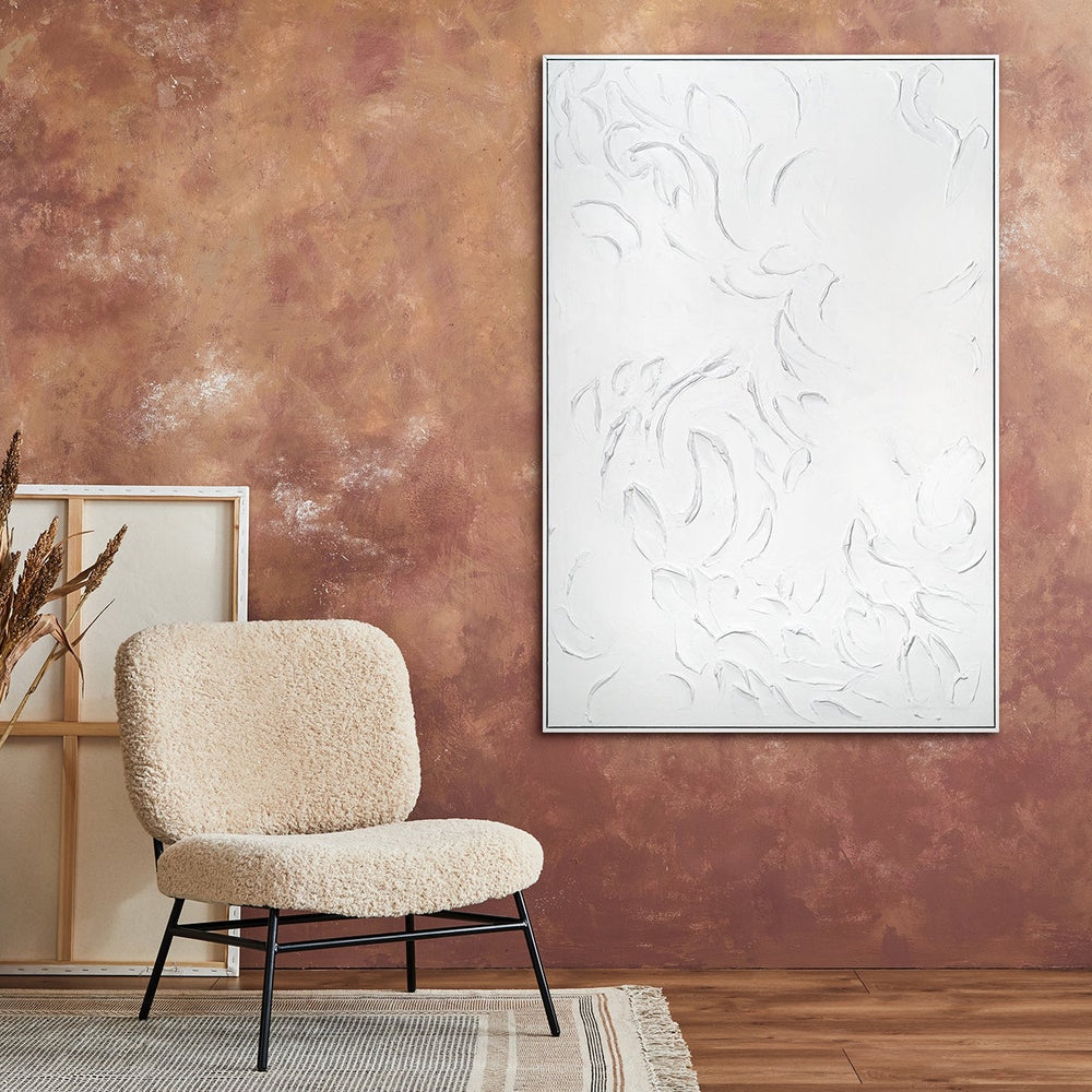 Weißes Struktur Gemälde als Wanddeko im modernen Wohnzimmer