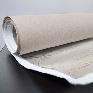 Gerolltes Leinwandbild in Weiß mit feiner Reliefstruktur