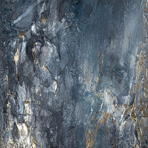 Strukturierte Malerei mit metallischen Akzenten in Großansicht