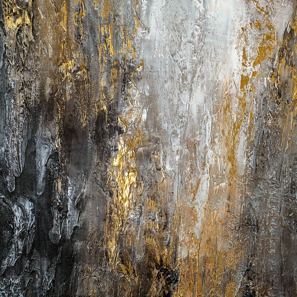 Detailaufnahme der goldenen Struktur auf grauem Hintergrund