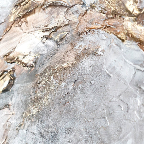 Nahaufnahme vom goldenen Texturdetail auf dem Acrylbild