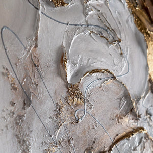 Nahaufnahme: Strukturierte gold-beige Oberfläche mit Bewegung