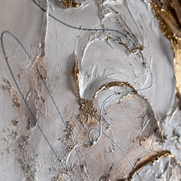 Nahaufnahme: Strukturierte gold-beige Oberfläche mit Bewegung