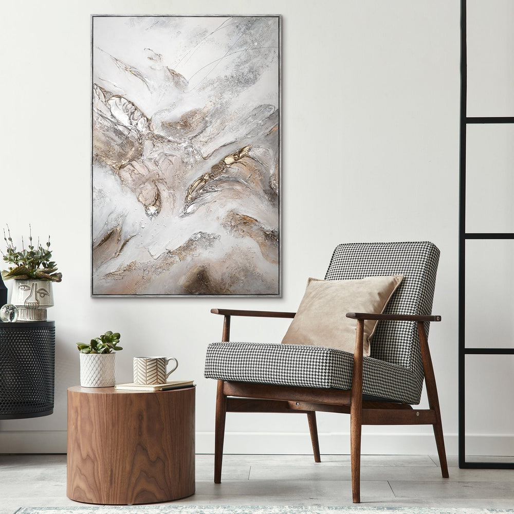 Großes Gemälde in neutralem Raum über Sessel mit Kissen