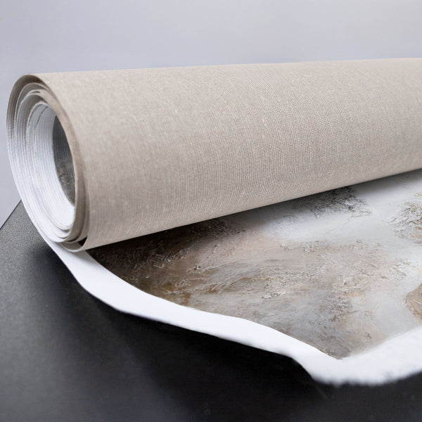 Abstraktes Gemälde mit goldener Struktur auf weißem Hintergrund