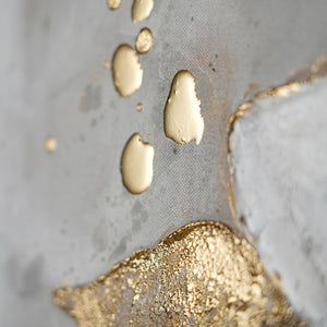 Detailstruktur goldene Farbe und Acryl auf grauem Hintergrund