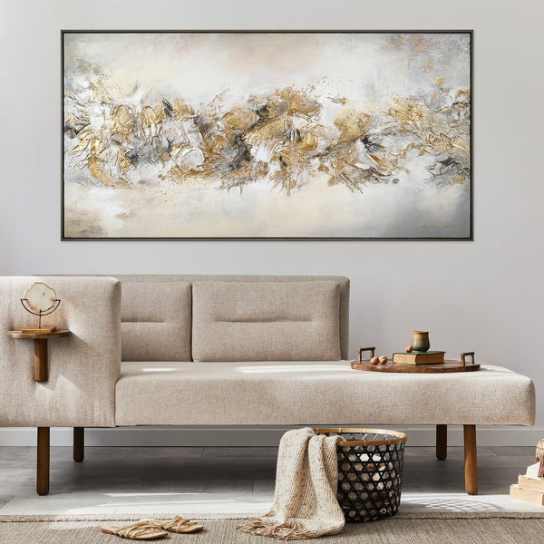 Abstraktes Gemälde über Sofa in modernem Wohnzimmer