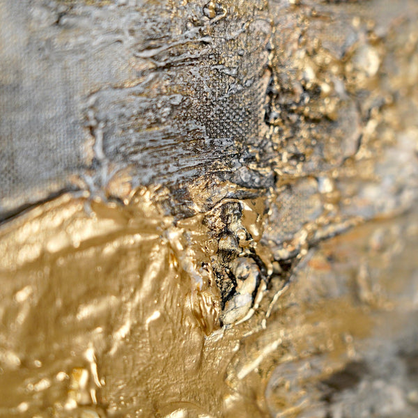 Strukturmalerei mit Goldakzenten im Fokus