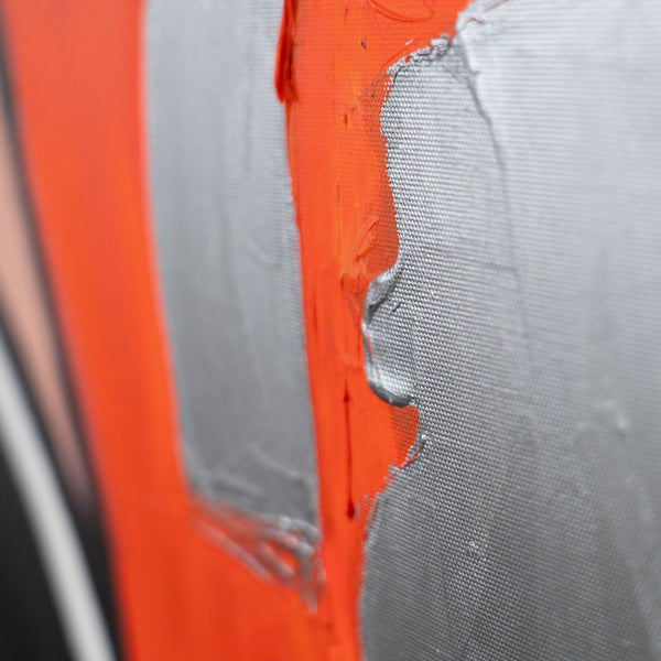 Strukturierte Oberfläche des Gemäldes mit Grau und Rot