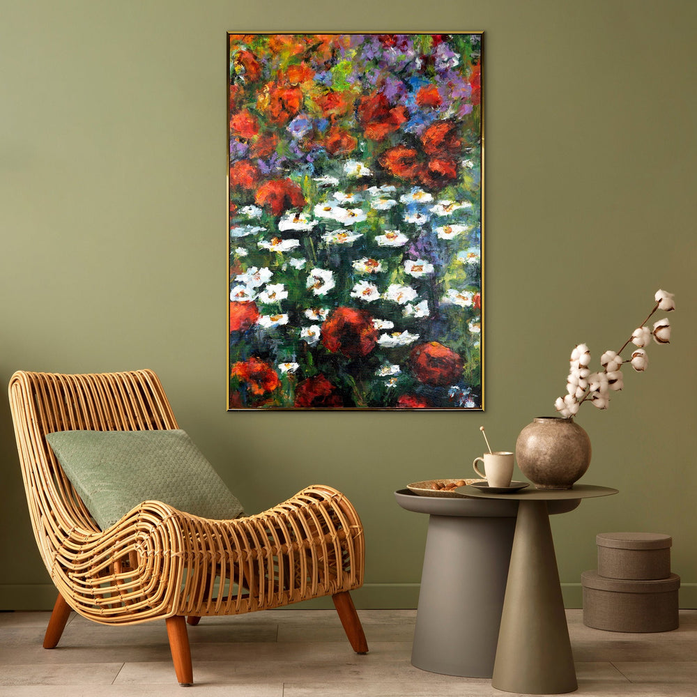 Wohnbeispiel mit dem Leinwandbild „Blühende Weiten“ über einem Holzstuhl