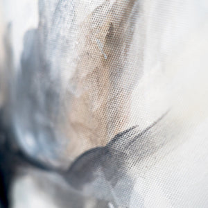 Malerische Textur mit weichen Pinselstrichen in Grau- und Cremetönen