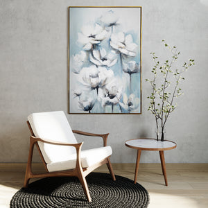 Bild im modernen Interieur über einem hellen Sessel und einem runden Beistelltisch