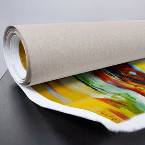 Aufgerollte Leinwand zeigt das Motiv des Bildes und seine Materialstruktur