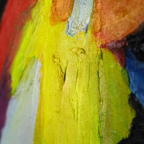 Nahaufnahme von Pinselstrichen in Gelb auf strukturierter Leinwand mit sichtbarer Textur