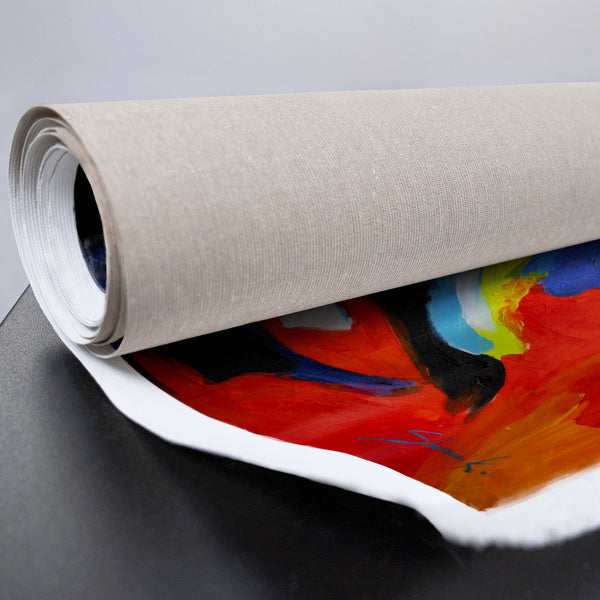 Zusammengerollte Leinwand mit sichtbarer pastoser Struktur und leuchtenden Farbflächen in Rot, Gelb und Blau.