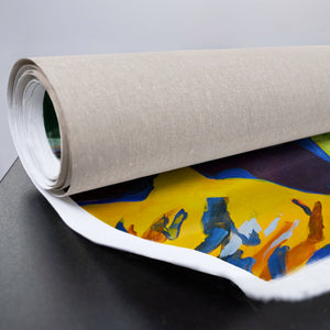 Zusammengerollte Leinwand mit sichtbarer Farbstruktur