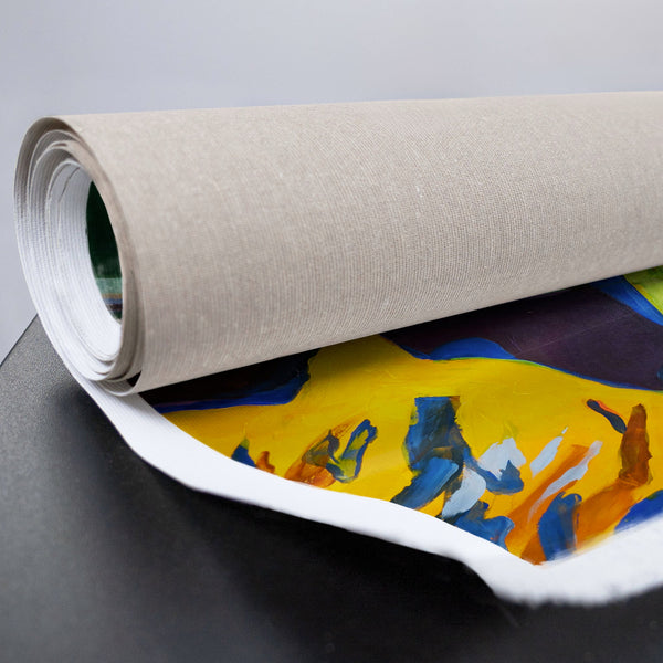 Zusammengerollte Leinwand mit sichtbarer Farbstruktur