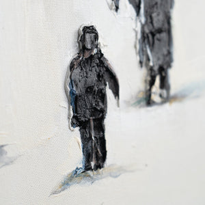 Figur in Schwarz mit sichtbarer Pinselstruktur