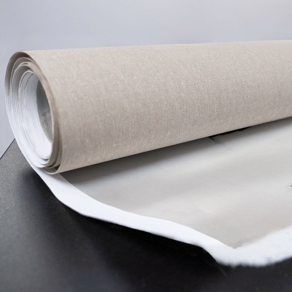 Aufgerollte strukturierte Leinwand mit Farbakzenten