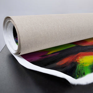 Gerollte Leinwand mit kräftigen Farben
