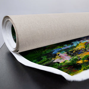 Gerollte Leinwand mit leuchtendem Farbauftrag