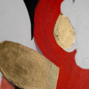 Goldfarbene strukturierte Fläche auf abstrakter Komposition