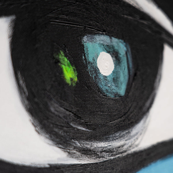 detailliertes Auge in Schwarz mit blauer Pupille