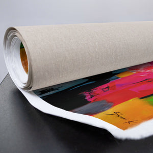  zusammengerollte Leinwand mit buntem Farbverlauf