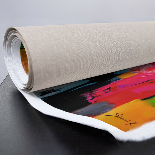  zusammengerollte Leinwand mit buntem Farbverlauf