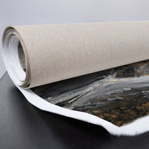 Gerollte Leinwand mit goldener Struktur und grauem Hintergrund