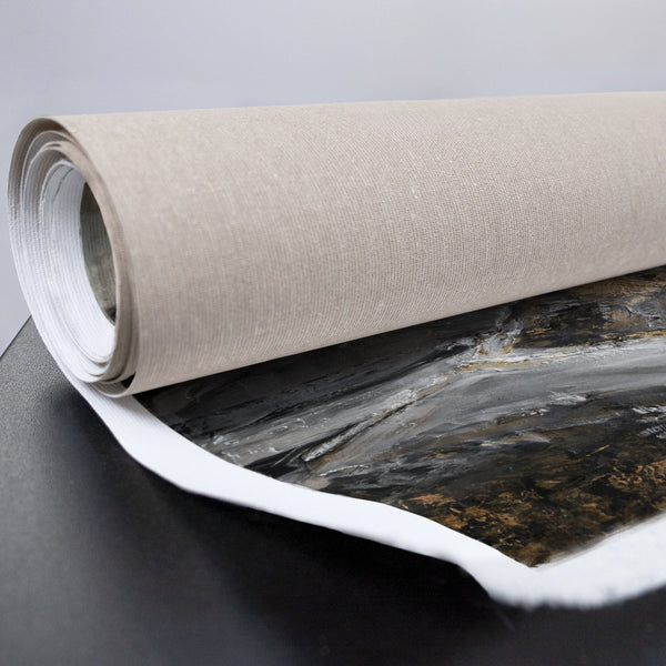 Gerollte Leinwand mit goldener Struktur und grauem Hintergrund