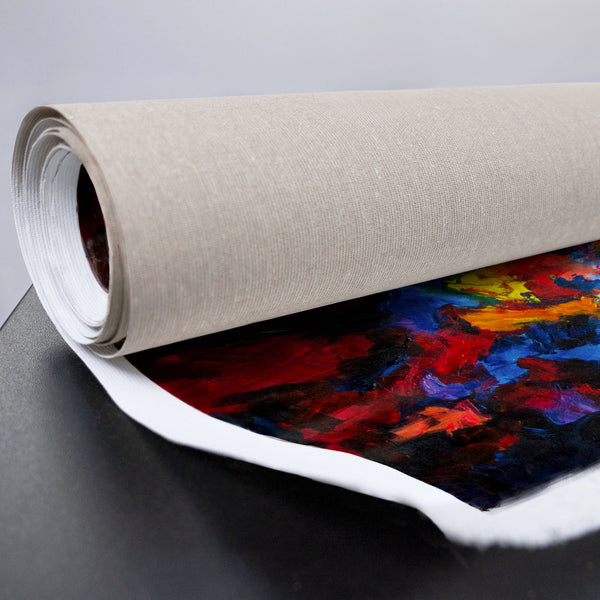 Gerollte Leinwand mit bunten Farbakzenten