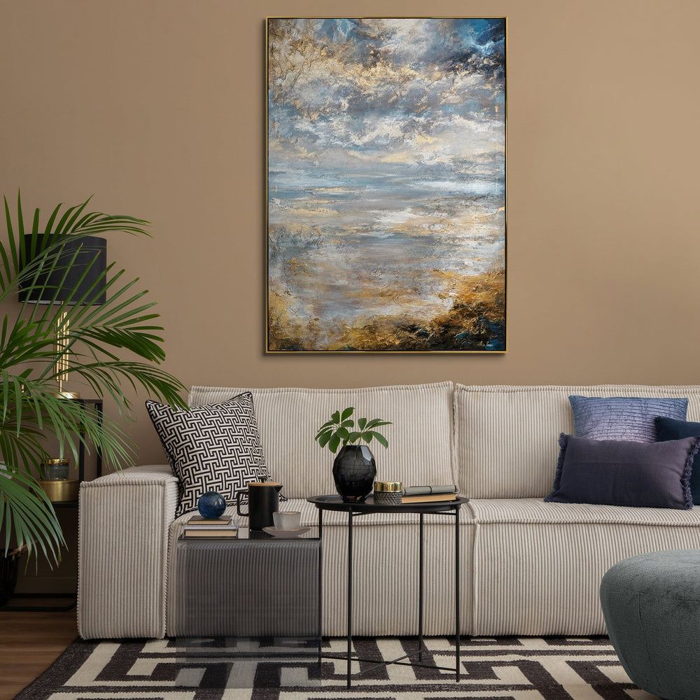 Wandansicht mit Bild über Sofa im Wohnzimmer