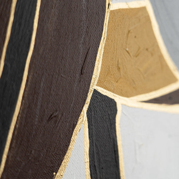 Nahaufnahme der schwarzen Linien und goldenen Akzente