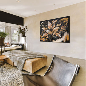 Schlafzimmer mit Blattbild – moderne Wanddeko in Goldtönen